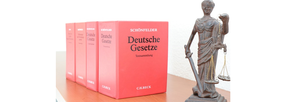 Illustration "Gesetzesbücher und Justitia"